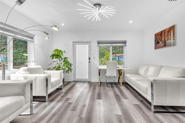 Building Photo - 886 NE 134th St Rental