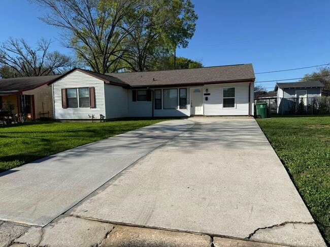 Building Photo - 3718 Penwood Way