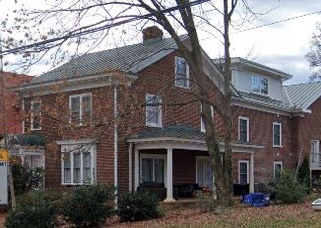 Building Photo - !!!Charming 3-Bedroom 2 Bath Apartment!!! ...