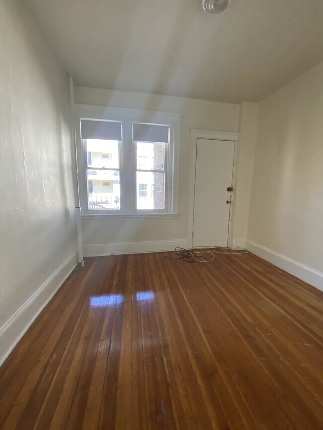 Building Photo - 1375 Commonwealth Ave Unit 8