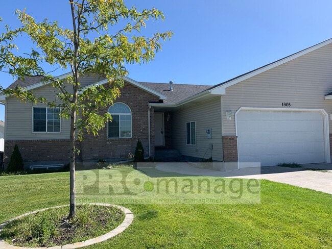 Building Photo - 3 Bed / 2 Bath Townhome w/ 2 Car Garage  -...