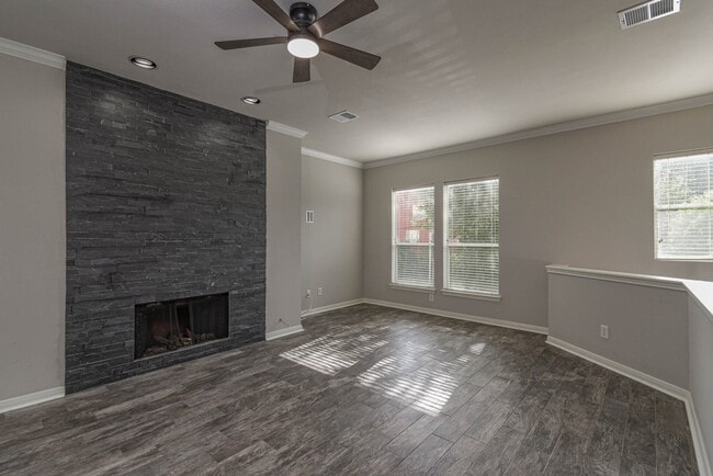 Building Photo - 1729 Tuam St