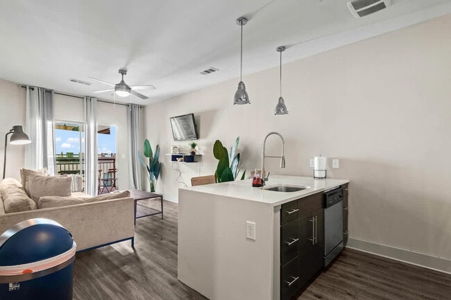 Photo - 455 14th St NW Unidad ID1343898P