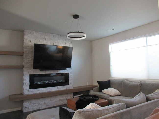 Photo - Well maintained 3 bedroom, 2.75 bath townhome in Puyallup