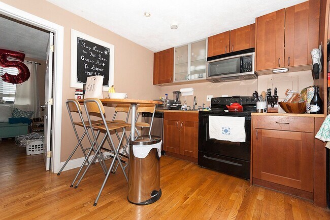 Building Photo - Renovated 1 Bed in Allston | Heat & Hot Water Included | Modern Kitchen | 9/1