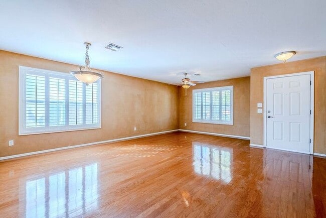 Photo - Pending/ Rented - Bright & Spacious 3-Bed ...