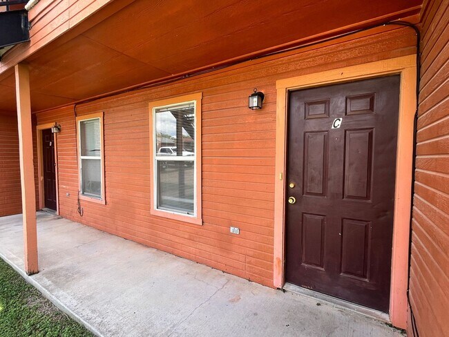 Photo - SECTION 8/HUD ACCEPTED - COMING SOON! Unidad 1007 Circle M Drive -  C