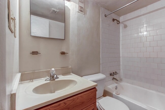 Photo - Harbor Inn Apartments