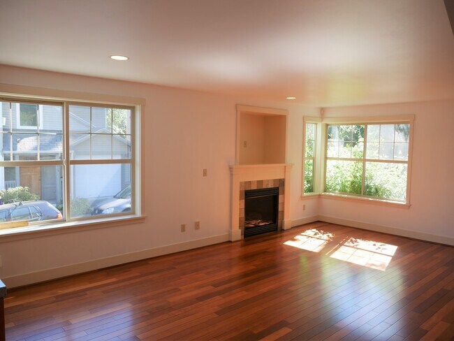 Photo - 4 Bedroom Townhouse Blocks from Seattle Un...