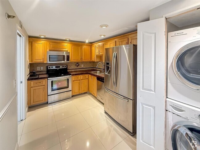 Building Photo - 3520 Oaks Way Unit 406 Rental