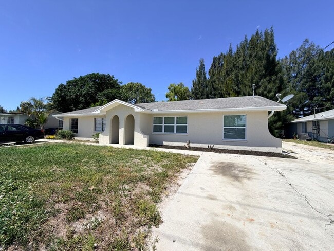 Building Photo - San Carlos Annual Rental 2/1 fully renovated and ready to move in