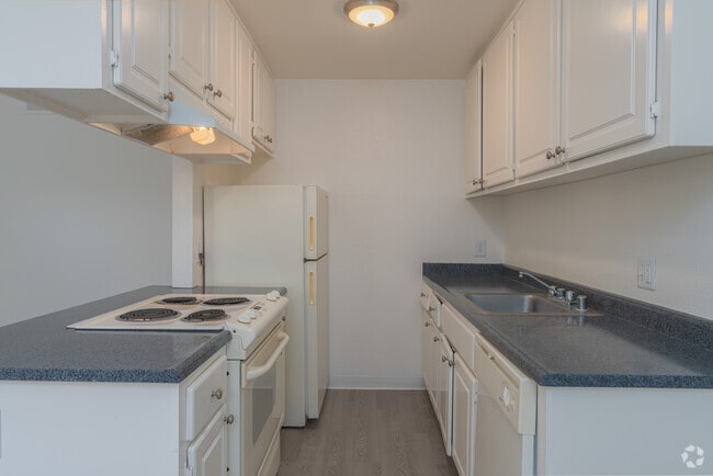 1BR, 1BA - 600SF - Kitchen - Walnutwood Apartments