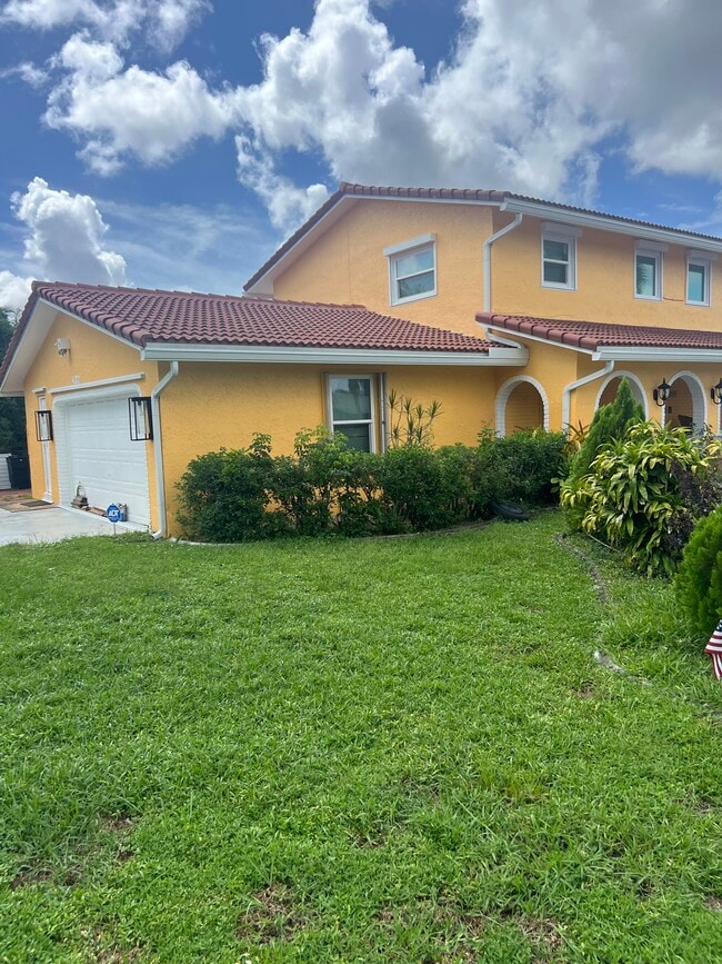 Building Photo - 4000 NW 9th Ct