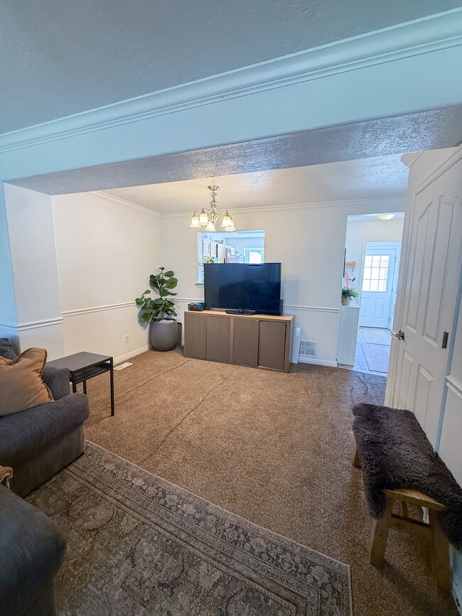 Photo - 884 Capital Ave