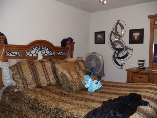 Photo - 2 br, 1 bath 4plex - 1502 Oakdale Cir 1502...