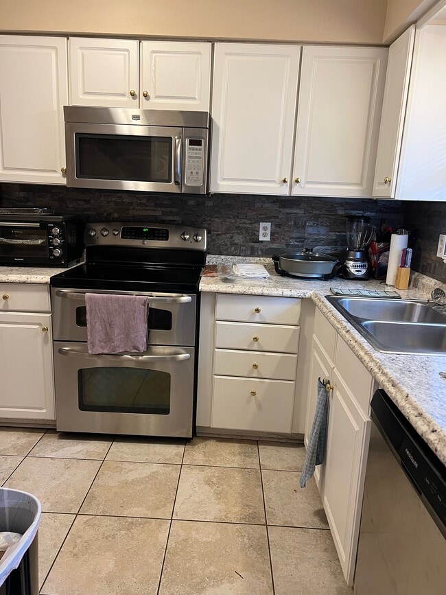 Kitchen - 1025 Carolina Rd Unit DD1