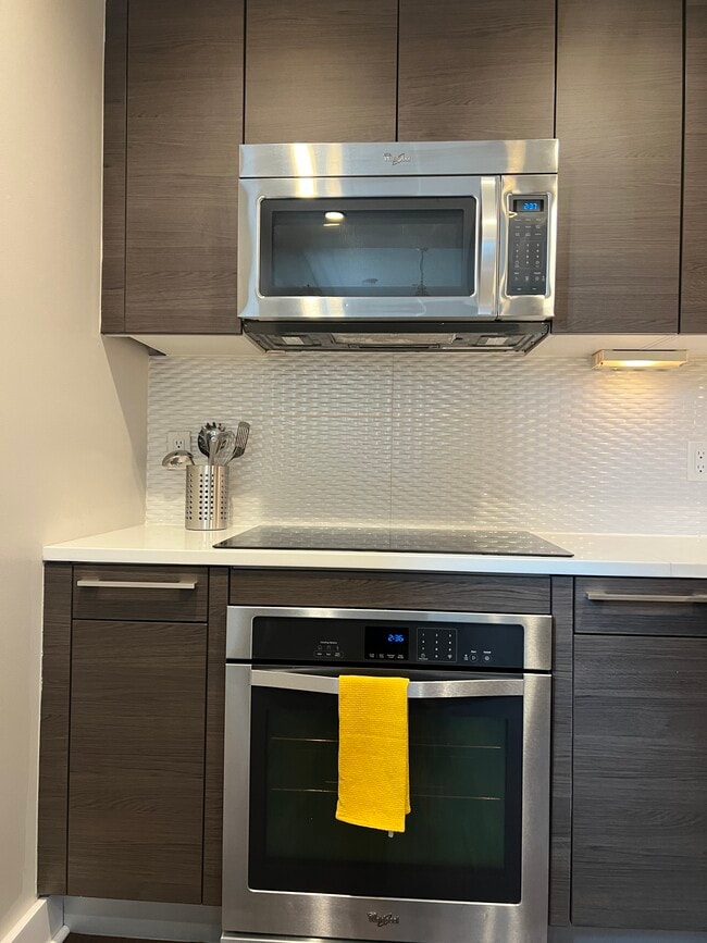 5 burner cooktop, oven and microwave - 3606 Rock Creek Church Rd NW Unit 204