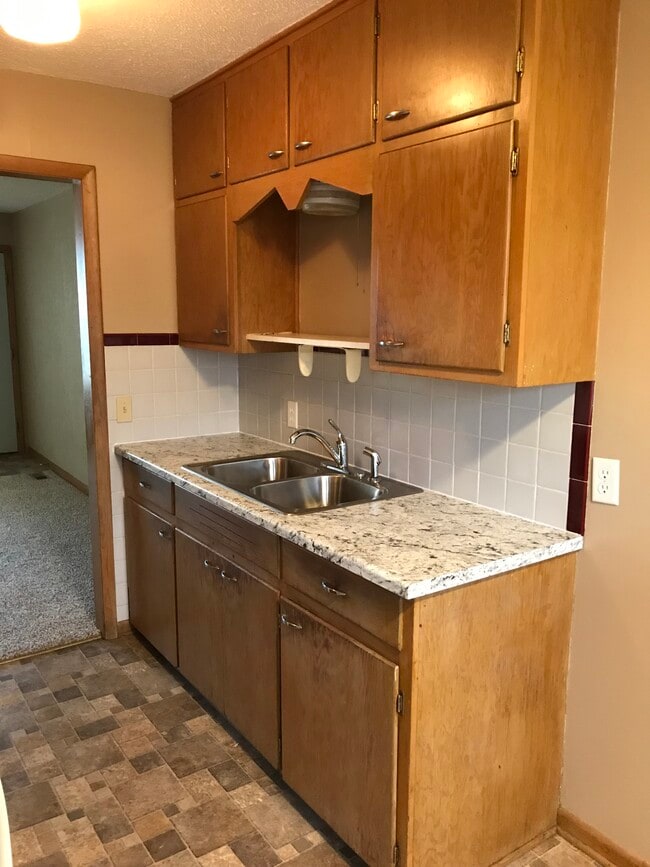 Building Photo - 877 S Hillcrest St Unit 2 br brick duplex