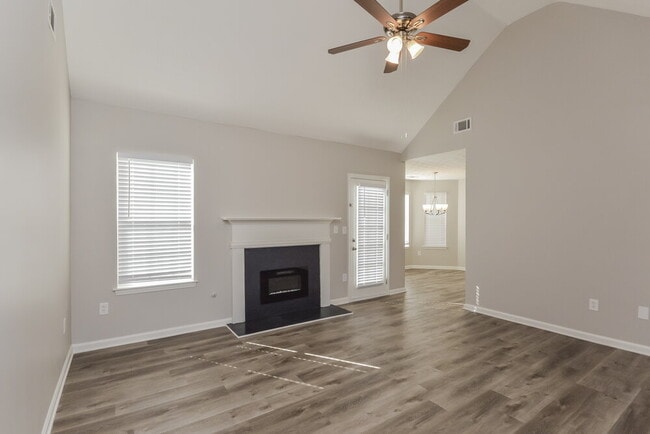 Photo - 180 Creekview Blvd