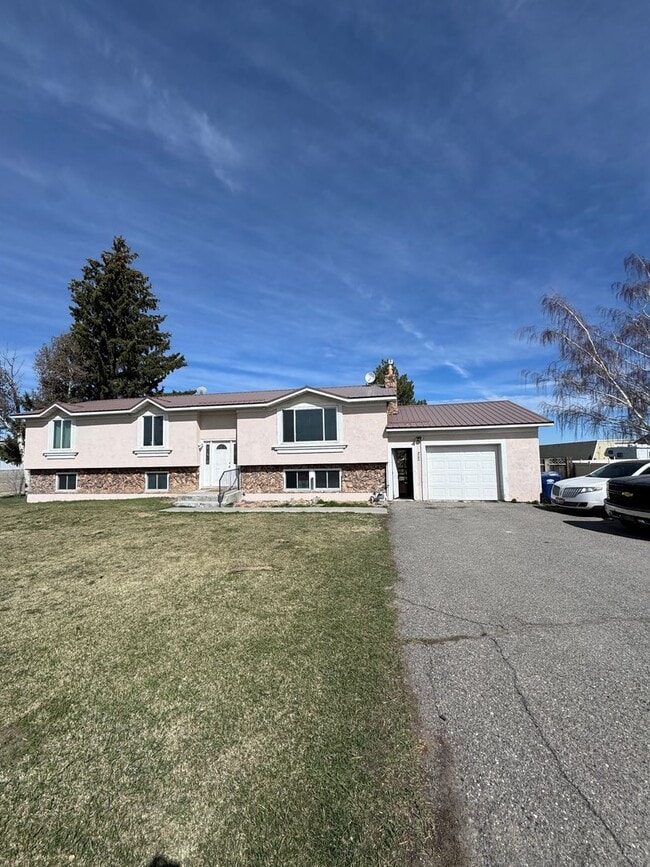 Building Photo - 2192 ID-33 Unit B- downstairs