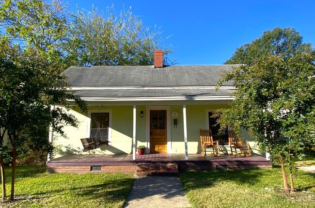Photo - 229 College St