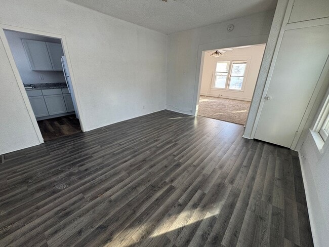 Building Photo - 321 W 5th St Unit 321 & 420-420