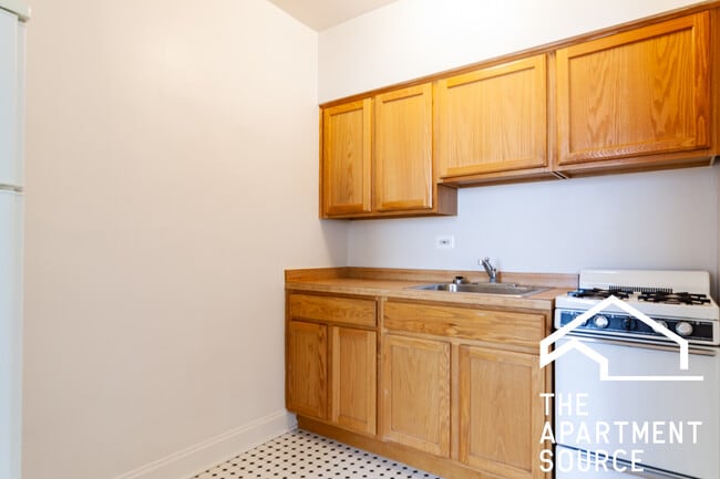 Building Photo - 4531 N Ashland Ave Unit 205