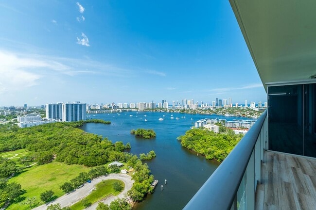 Building Photo - 16385 Biscayne Blvd Unit 2502