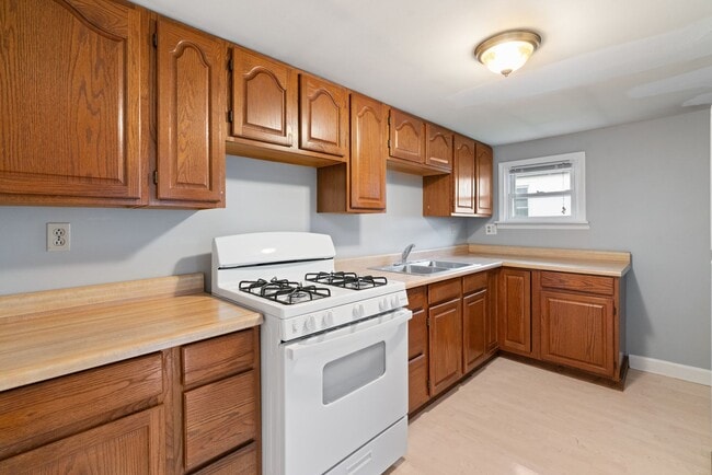 Building Photo - MOVE IN SPECIAL! SCORE HALF OFF 1ST MONTH'S RENT IF SIGNED BY NOV. 21! Beautiful 1 Bedroom home i...