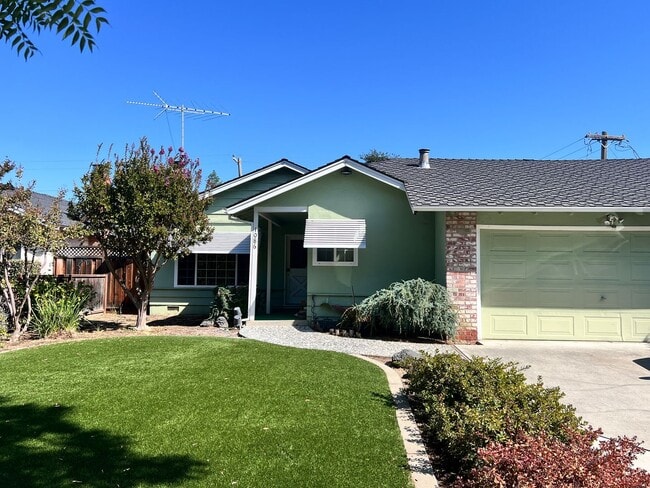 Building Photo - Spacious 3 Bedroom 2 Bath with Attached 2 ... Rental