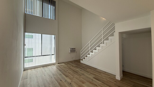 Building Photo - 7044 Hawthorn Ave Unit 305