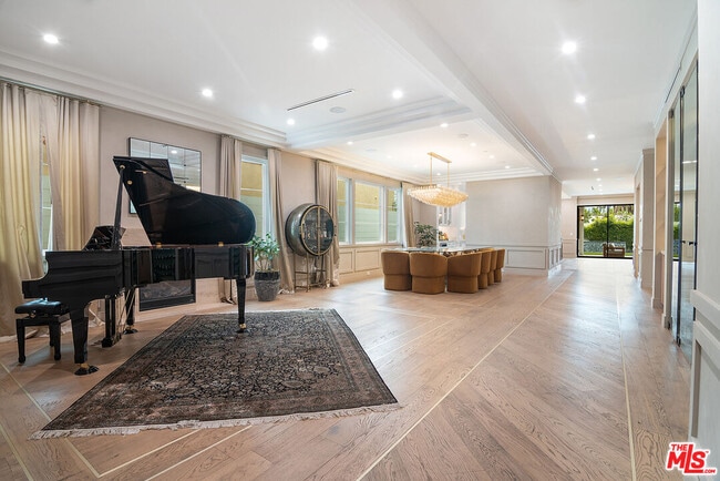 Photo - 418 N Poinsettia Pl
