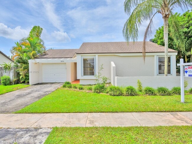 Building Photo - 16742 Royal Poinciana Dr Rental