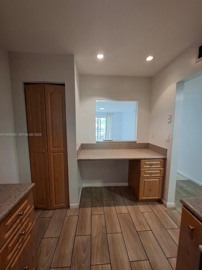 Photo - 4111 Stirling Rd Unidad 308