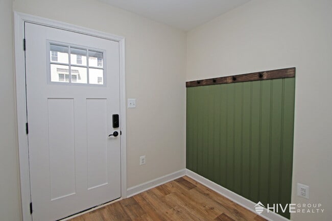 Photo - "Impressive 3-Bed Townhouse with Fenced in Backyard!"