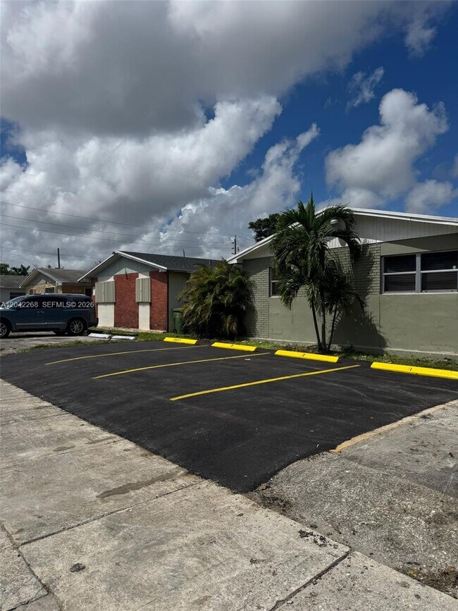 Photo - 844 SW 10th St Unit 3