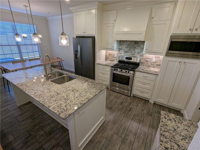 Photo - 1040 E Skyline Lp