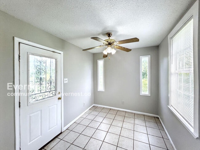 Photo - 2387 Rosehaven Ave