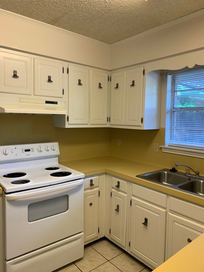 Photo - Great yard for entertaining....