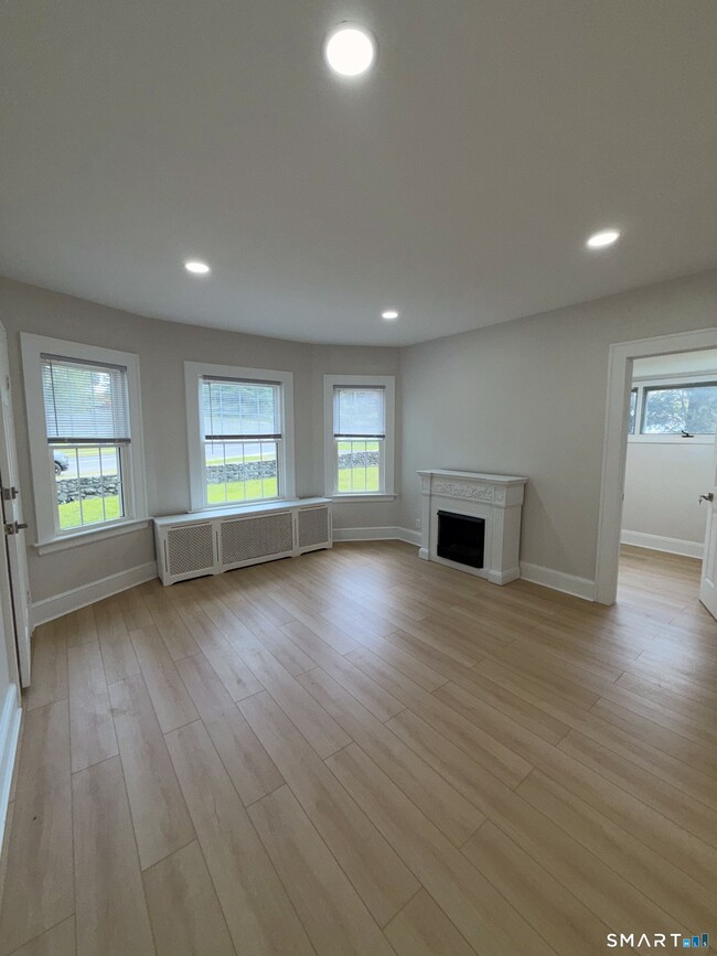 Photo - 332 Robbins St