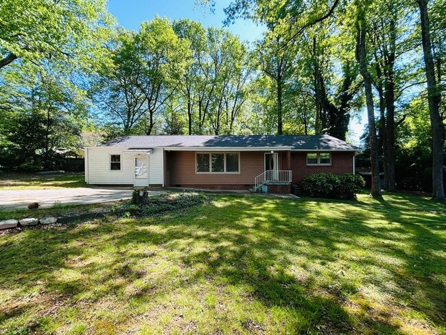 Photo - Fabulous 3 bedroom 2 bathroom Ranch home in Lawndale Homes area in NW Greensboro. Huge yard.