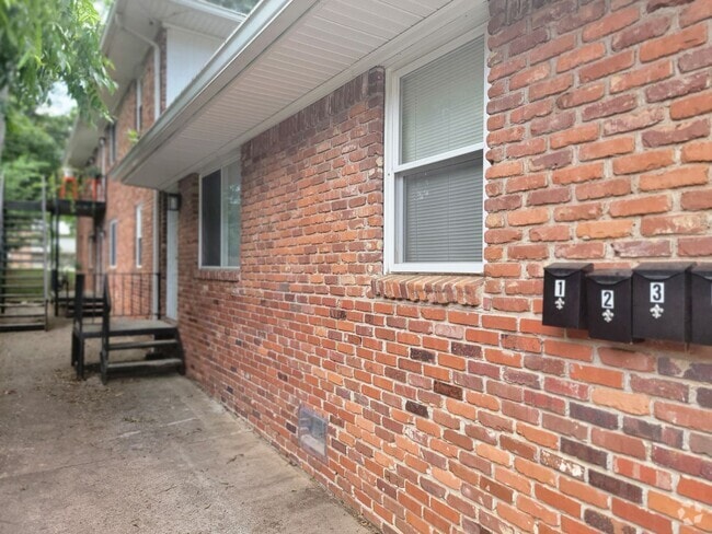 Building Photo - Renovated - Minutes ATL, East Point, Colle... Rental