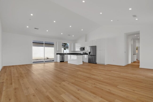 Building Photo - Modern 5-Bedroom 5 bath Home for Lease in ...