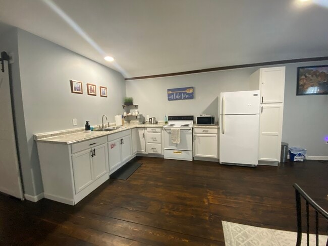 Building Photo - 70 Elm St Unit 2