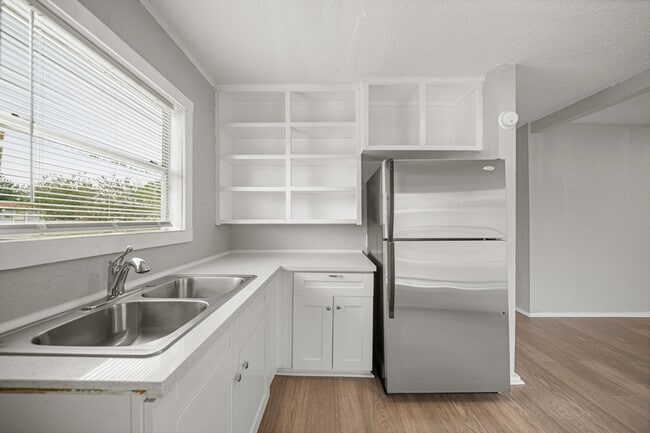 Building Photo - 1723 W 5th St Rental