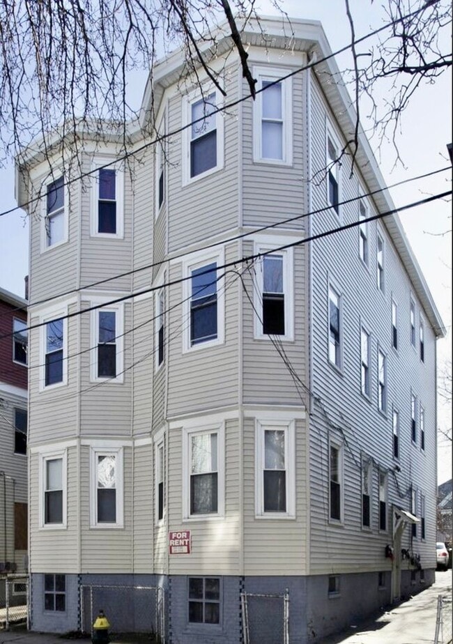 Building Photo - 96 Penn St Unit 1R