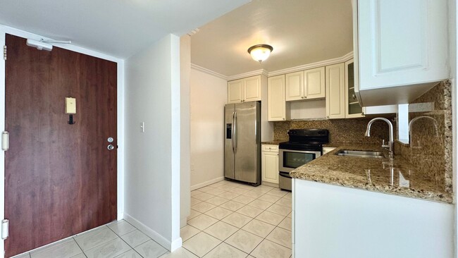 Foyer / Kitchen - 130 S Shore Dr Unit #4B