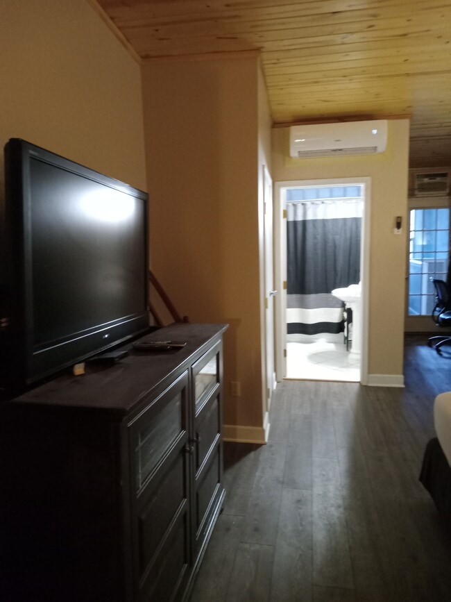 Photo - 213 W 4th St Unidad 2