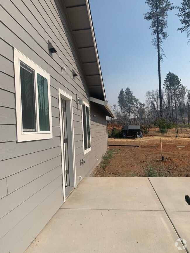 Building Photo - Newer home, 3bed 2bath, low maintenance la...