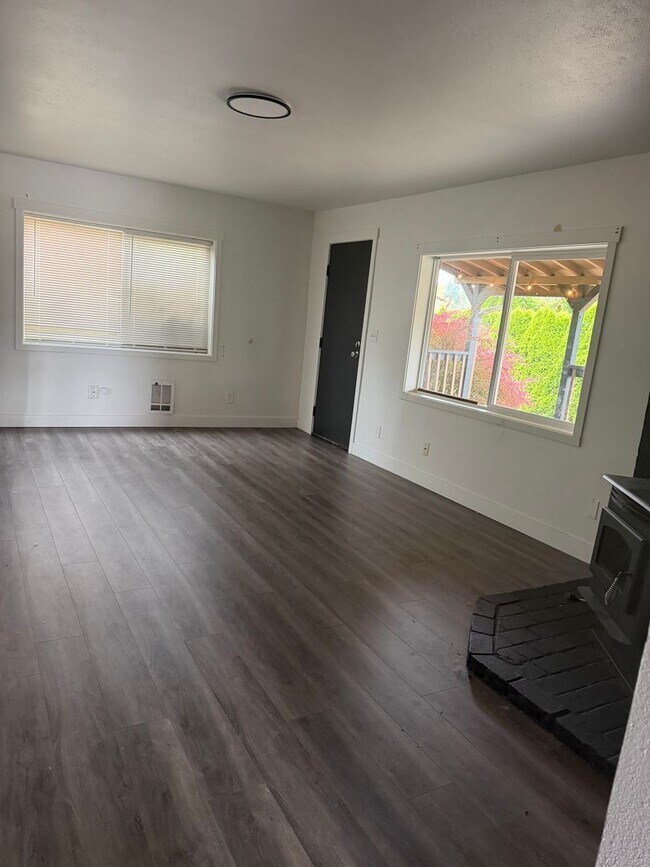 1812 SW Eaton Blvd